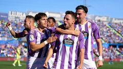 GETAFE, SPAIN - OCTOBER 01: Oscar Plano of Real Valladolid celebrates with teammates after scoring their side's third goal during the LaLiga Santander match between Getafe CF and Real Valladolid CF at Coliseum Alfonso Perez on October 01, 2022 in Getafe, Spain. (Photo by Angel Martinez/Getty Images)