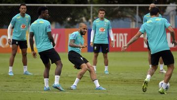 Dani Alves, durante el entrenamiento que Brasil realiz&oacute; ayer para preparar la cita con Paraguay.