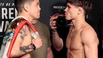 MEX5683. CIUDAD DE MÉXICO (MÉXICO), 27/02/2026.- El mexicano Brandon Moreno (i) y el inglés Loneer Kavanagh posan en el cara a cara este viernes en la ceremonia de pesaje previo a su pelea, en Ciudad de México (México). Moreno se declaró listo para enfrentar mañana al inglés Kavanagh y confirmar que está en plenitud para volver ser contendiente por el título mosca de la Ultimate Fighting Championship (UFC). EFE/José Méndez