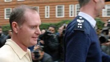 Paul Gascoigne acompañado por un agente de la Policía