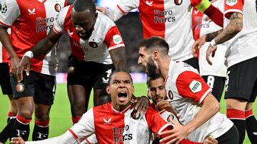 Feyenoord's Calvin Stengs (C) celebrates with temmates after scoring during the UEFA Champions League Group E football match between Feyenoord and Celtic FC at the Feyenoord Stadium in Rotterdam, on Septembre 19, 2023. (Photo by JOHN THYS / AFP)