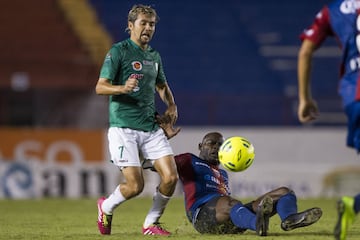 El 'parejita' fue bicampeón con los Pumas en 2004. En 2009 llegó al Ascenso MX con Mérida FC y se retiró en 2015 en Venados.