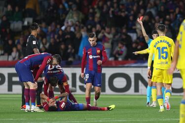 El árbitro del partido, Busquets Ferrer, muestra la cartulina roja al portero de la UD Las Palmas, Álvaro Valles.