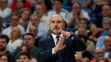 Chus Mateo pide tiempo muerto durante el partido entre el Real Madrid y Panathinaikos.