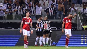 AMDEP8818. BELO HORIONTE (BRASIL), 18/08/2021.- Jugadores de Mineiro celebran un gol de Matías Zaracho hoy, en un partido de los cuartos de final de la Copa Libertadores entre Atlético Mineiro y River Plate en el estadio Mineirao en Belo Hor