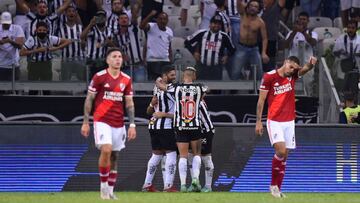 AMDEP8818. BELO HORIONTE (BRASIL), 18/08/2021.- Jugadores de Mineiro celebran un gol de Mat&iacute;as Zaracho hoy, en un partido de los cuartos de final de la Copa Libertadores entre Atl&eacute;tico Mineiro y River Plate en el estadio Mineirao en Belo Hor