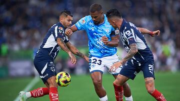 Jesus Manuel Corona (L) of Monterrey fights for the ball with Salomon Rondon (R) of Pachuca during the 3rd round match between Monterrey and Pachuca as part of the Liga BBVA MX, Torneo Clausura 2025 at BBVA Bancomer Stadium, on January 25, 2025 in Monterrey, Nuevo Leon, Mexico.
