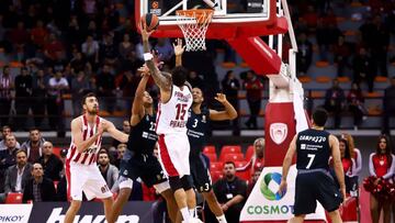 EPA1984. EL PIREO (GRECIA), 22/11/2018.- El ala-pívot griego del Olympiacos, Giorgios Printezis (c), intenta anotar ante el pívot caboverdiano Walter 'Edy' Tavares (2-i) y el ala-pívot estadounidense Anthony Randolph (2-d), del Real Madrid, durante un encuentro de Euroliga entre Olympiacos y Real Madrid disputado en El Pireo, Grecia, hoy, 22 de noviembre de 2018. EFE/ Georgia Panagopoulou