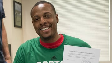 Paul Pierce, con su contrato como nuevo jugador de los Boston Celtics.