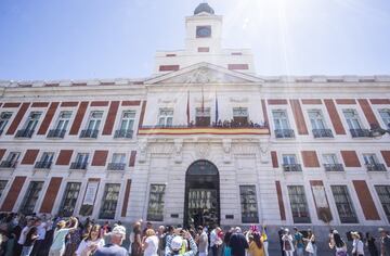 Las jugadoras rojiblancas ofrecen la Copa de la Liga desde el balcón de la Real Casa de Correos, sede del Gobierno regional. 