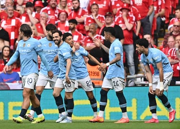 Los jugadores del Manchester City celebran el gol de Rico Lewis ante el Nottingham Forest en FA Cup.
