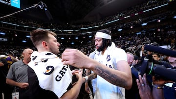 DALLAS, TEXAS - APRIL 09: Luka Doncic #77 of the Los Angeles Lakers shakes hands with Anthony Davis #3 of the Dallas Mavericks during the fourth quarter at American Airlines Center on April 09, 2025 in Dallas, Texas. NOTE TO USER: User expressly acknowledges and agrees that, by downloading and or using this photograph, user is consenting to the terms and conditions of the Getty Images License Agreement. Sam Hodde/Getty Images/AFP (Photo by Sam Hodde / GETTY IMAGES NORTH AMERICA / Getty Images via AFP)