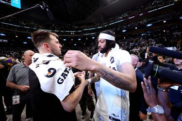 Luka Doncic saluda a Anthony Davis, el otro gran protagonista del traspaso del esloveno a los Lakers.