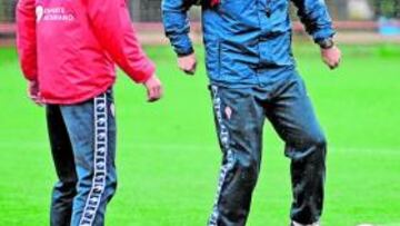 <b>ACTIVO. </b>Preciado, manejando el balón junto a Botía.