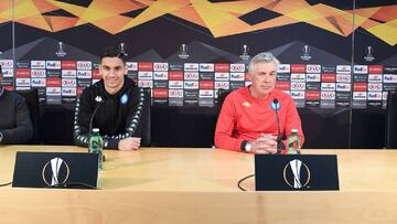 Alex Meret junto a Carlo Ancelotti durante la rueda de prensa del Napoli previa al juego ante Zürich por Europa League.