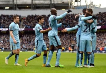 Manchester City celebra uno de sus tres tantos con los que derrotó a Crystal Palace.