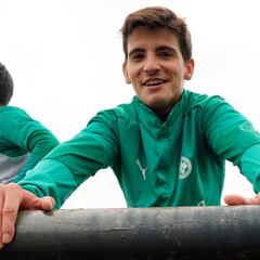 Riki busca la vencida en el templo de sus primeros trucos