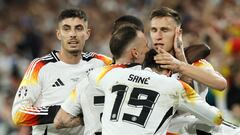 Dortmund (Germany), 29/06/2024.- Nico Schlotterbeck of Germany (R) is celebrated by teammates for his assist to scoring the 2-0 goal during the UEFA EURO 2024 Round of 16 soccer match between Germany and Denmark, in Dortmund, Germany, 29 June 2024. (Dinamarca, Alemania) EFE/EPA/RONALD WITTEK
