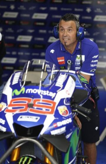 Un mecánico del piloto español de MotoGP Jorge Lorenzo.