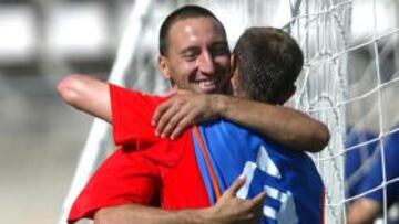 <b>AMIGOS. </b>Migue se abraza con un compañero.