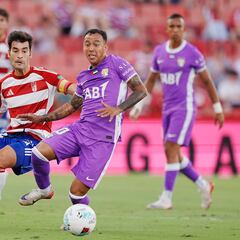 Severa derrota del Granada con malestar de la afición