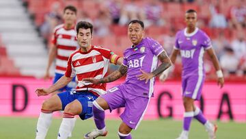 08-09 Trofeo Ciudad de Granada disputado entre el Granada CF y Al Ain en el Estadio Nuevo Los Carmenes. En la imagen Trigueros (Granada CF) y Kaku (Al Ain FC)