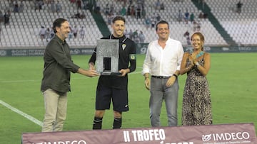 Bellido entrega el trofeo a Carlos Marín