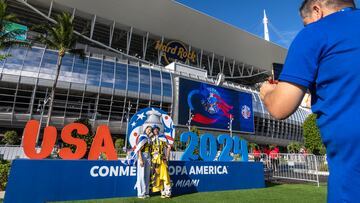 Miami (United States), 23/06/2024.- Soccer fans party before the CONMEBOL Copa America 2024 group C match between Uruguay and Panama, in Miami, Florida, USA 23 June 2024. EFE/EPA/CRISTOBAL HERRERA-ULASHKEVICH
