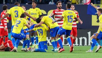 Varios jugadores del Cádiz felicitan a Arzamendia tras su gol ante el Granada.