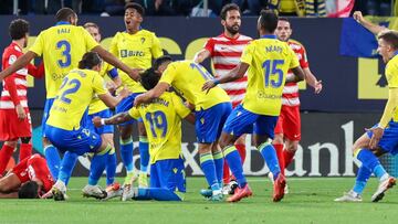 Varios jugadores del C&aacute;diz felicitan a Arzamendia tras su gol ante el Granada.