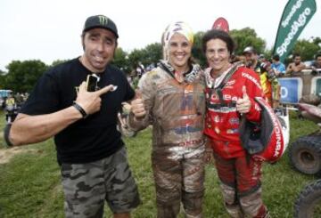 El piloto español español Nani Roma junto a su mujer y piloto Rosa Romero  y Laia Sanz, tras cruzar la línea de meta en la última etapa del Dakar 2015 hoy, sábado 17 de enero de 2015, entre las localidades de Rosario y Buenos Aires, Argentina. El Dakar 2015 finalizó hoy tras disputarse desde el 3 al 17 de enero entre Argentina, Chile y Bolivia.