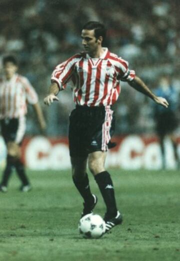 Played in LaLiga from 1987 to 2002: nine seasons with Athletic Club and five at Real Zaragoza. He scored 50 goals.