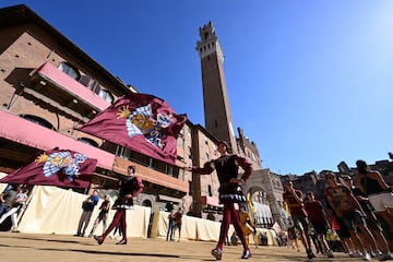 El recorrido transcurre en la céntrica Piazza del Campo, en  honor a la Virgen de Provenzano (Palio di Provenzano).