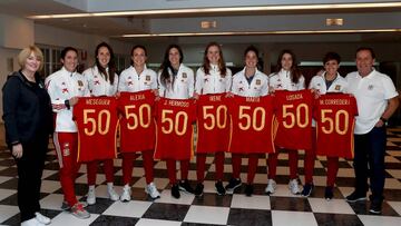 Silvia Meseguer, Virginia Torrecilla, Alexis Putellas, Jenni Hermoso, Irene Paredes, Marta Torrejón, Vicky Losada y Marta Corredera (de izquierda a derecha en la imagen) posan con la camiseta de 50 partidos que les regaló la Federació