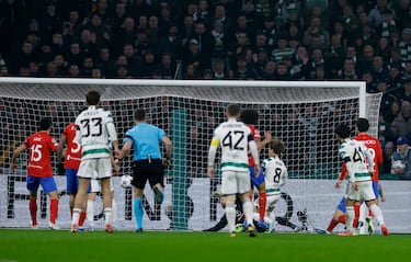 1-0. Pared entre Kyogo Furuhashi y Matt O'Riley dentro del área rojiblanca y no perdona en la salida de Jan Oblak. El delantero japonés manda el balón al palo derecho del portero rojiblanco.