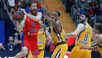 EPA5868. MOSCÚ (RUSIA), 17/04/2018.- El base español del CSKA Moscú, Sergio Rodríguez (izda), pelea por el control del balón con los jugadores del Khimki, Anthony Gill (detrás), Malcolm Thomas (c) y Stefan Markovi