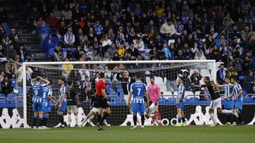 El Deportivo se atascó ante el Sabadell y sólo logró empatar.