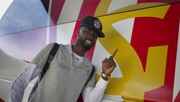 Lacina Traoré, la amenaza sportinguista, ayer a su llegada a Sevilla.