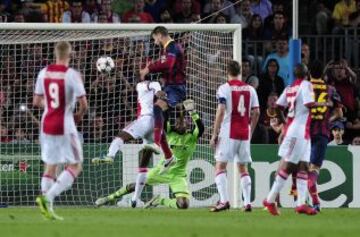 Champions League. Grupo H. Barcelona - Ajax. 3-0. Pique anota el tercer gol en un remate de cabeza.