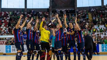 El equipo del FC Barcelona de hockey patines celebrando la victoria.