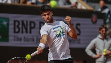 PARIS (France), 22/05/2025.- Carlos Alcaraz of Spain in action during a training session for the French Open tennis tournament at Roland Garros in Paris, France, 22 May 2025. The 2025 French Open will be held from 25 May to 8 June 2025. (Tenis, Abierto, Francia, España) EFE/EPA/CHRISTOPHE PETIT TESSON