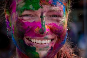 El Holi Festival es uno de los festivales más coloridos que se celebra en el mundo. La fiesta de colores se celebra durante dos días entre finales de febrero y principios de marzo. Los festejos comienzan con la última luna llena del mes lunar hindú (Phalguna). Este festivo acontecimiento se despliega en todo el país, donde una explosión de colores se eleva sobre una multitud que baila y se llena de alegría.