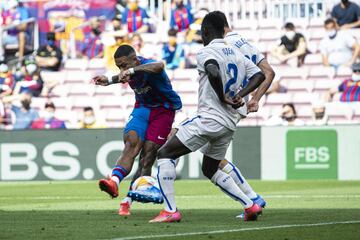 Memphis Depay anota tras una jugada personal para adelantar de nuevo al Barcelona (2-1).