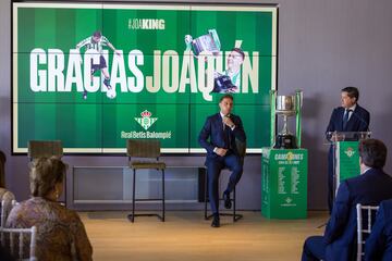 El capitán del Real Betis, Joaquín Sánchez, visiblemente emocionado en el acto de despedida que se le ha hecho este jueves en la ciudad deportiva del club.