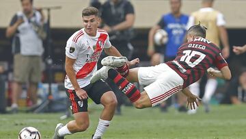 Flamengo&#039;s Diego and River Plate&#039;s Lucas Martinez Quarta vie for the ball during their Copa Libertadores final football match at the Monumental stadium in Lima, on November 23, 2019. (Photo by Luka GONZALES / AFP)