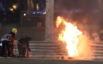 El monoplaza del piloto franc¨¦s se ha incendiado tras un fuerte impacto en la curva tres del Gran Premio de Bahr¨¦in. Romain Grosjean sali¨® por su propio pie del monoplaza. El accidente lleg¨® tras un cambio de direcci¨®n del piloto de Haas, en el que se ha tocado con el Alpha Tauri de Kvyat.