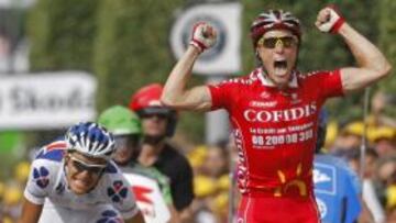<b>GRITAN VICTORIA Y FRACASO. </b>Sylvain Chavanel (Cofidis) y Jeremy Roy (Francaise des Jeux) chillan por el triunfo y la derrota en la meta de Montluçon.