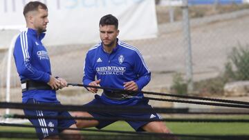 Vada, novedad en la convocatoria del Zaragoza, y Álvaro Giménez, durante un entrenamiento.