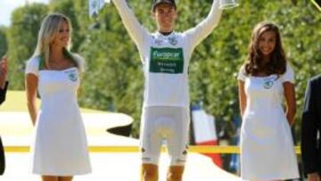 <b>'MAILLOT BLANC'. </b>Pierre Rolland, en el podio de los Campos Elíseos como mejor joven del Tour 2011.