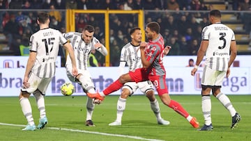 Cremona (Italy), 04/01/2023.- Cremonese's Cyriel Dessers (C) in action during the Italian Serie A soccer match US Cremonese vs Juventus FC at Giovanni Zini stadium in Cremona, Italy, 04 January 2023. (Italia) EFE/EPA/SIMONE VENEZIA
